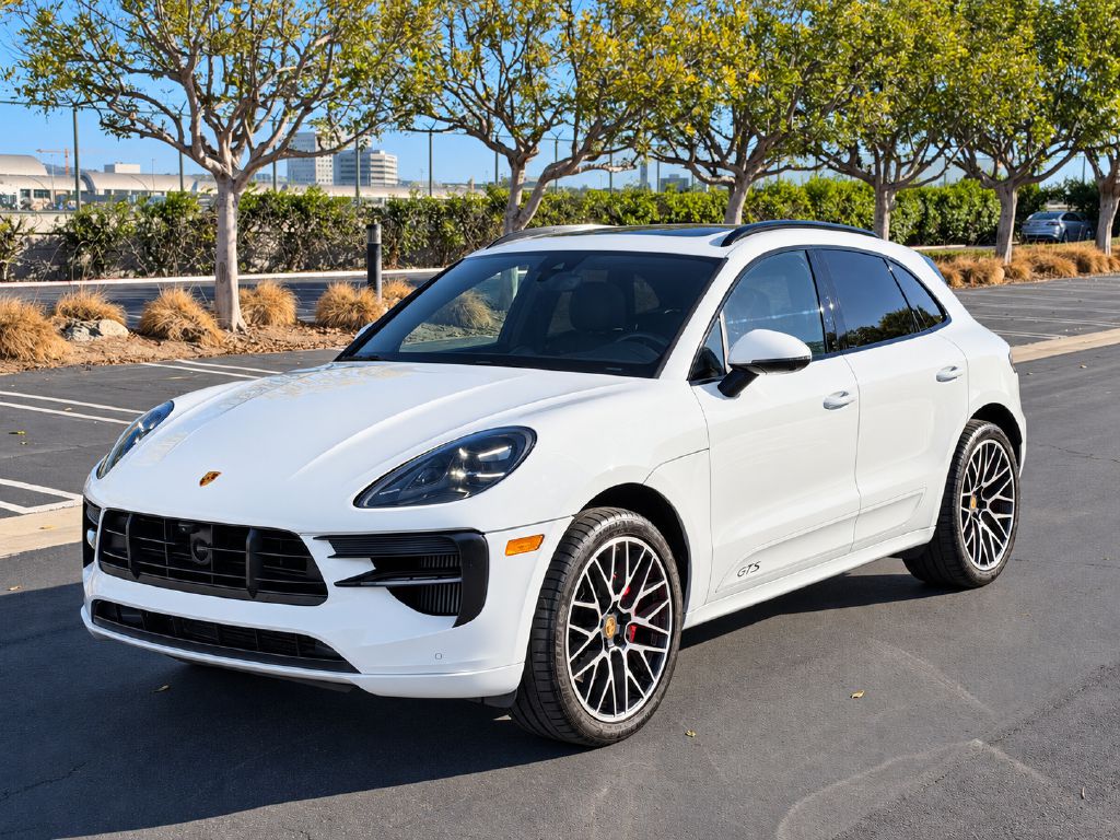 Photo 2 of this PORSCHE MACAN
