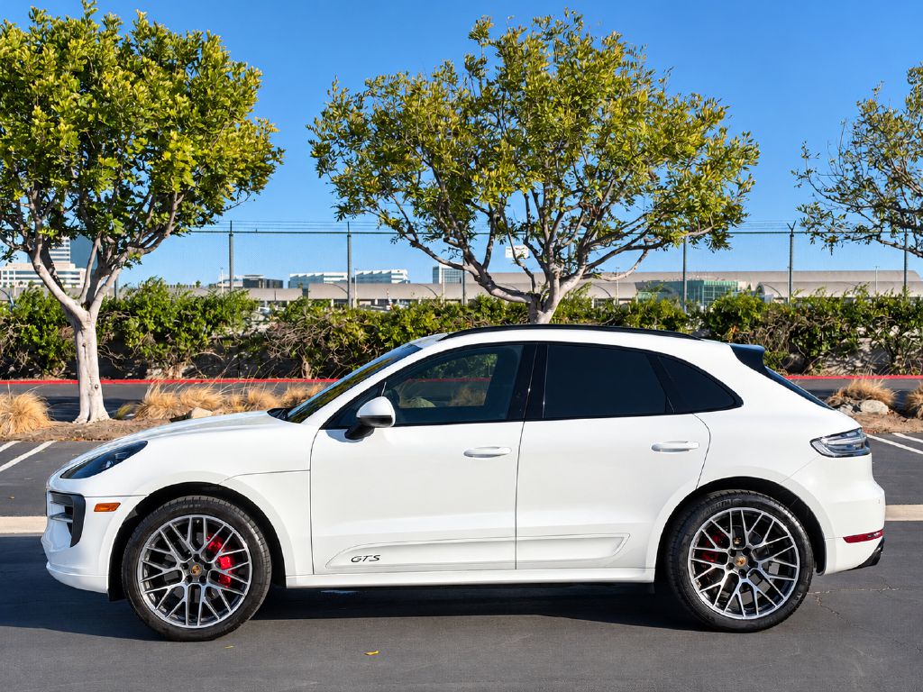 Photo 3 of this PORSCHE MACAN