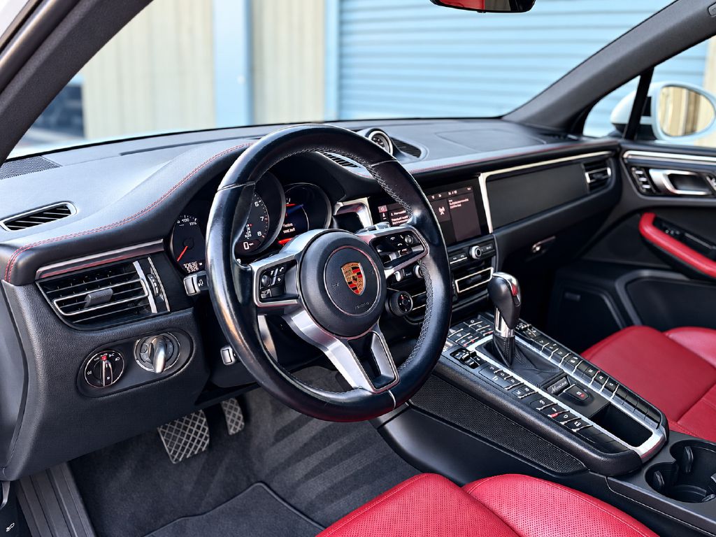 Photo 10 of this PORSCHE MACAN