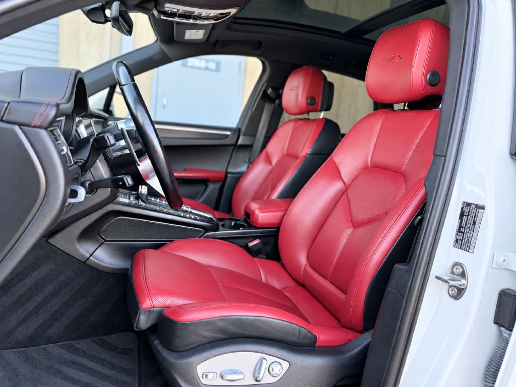 Photo 11 of this PORSCHE MACAN