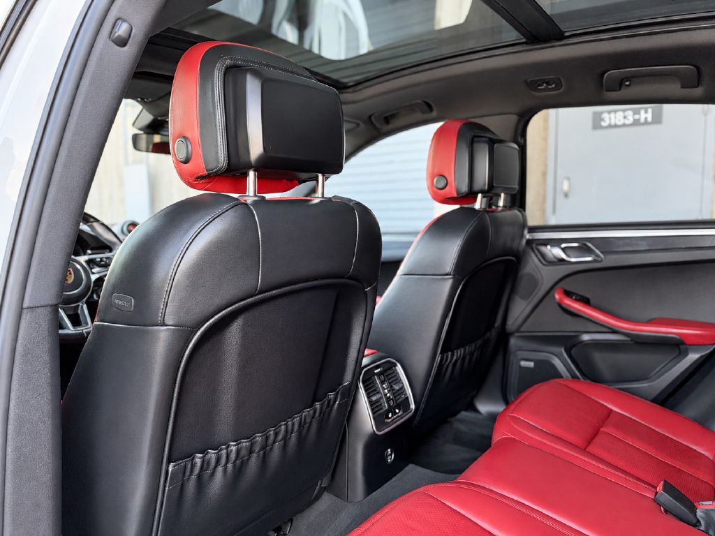 Photo 13 of this PORSCHE MACAN