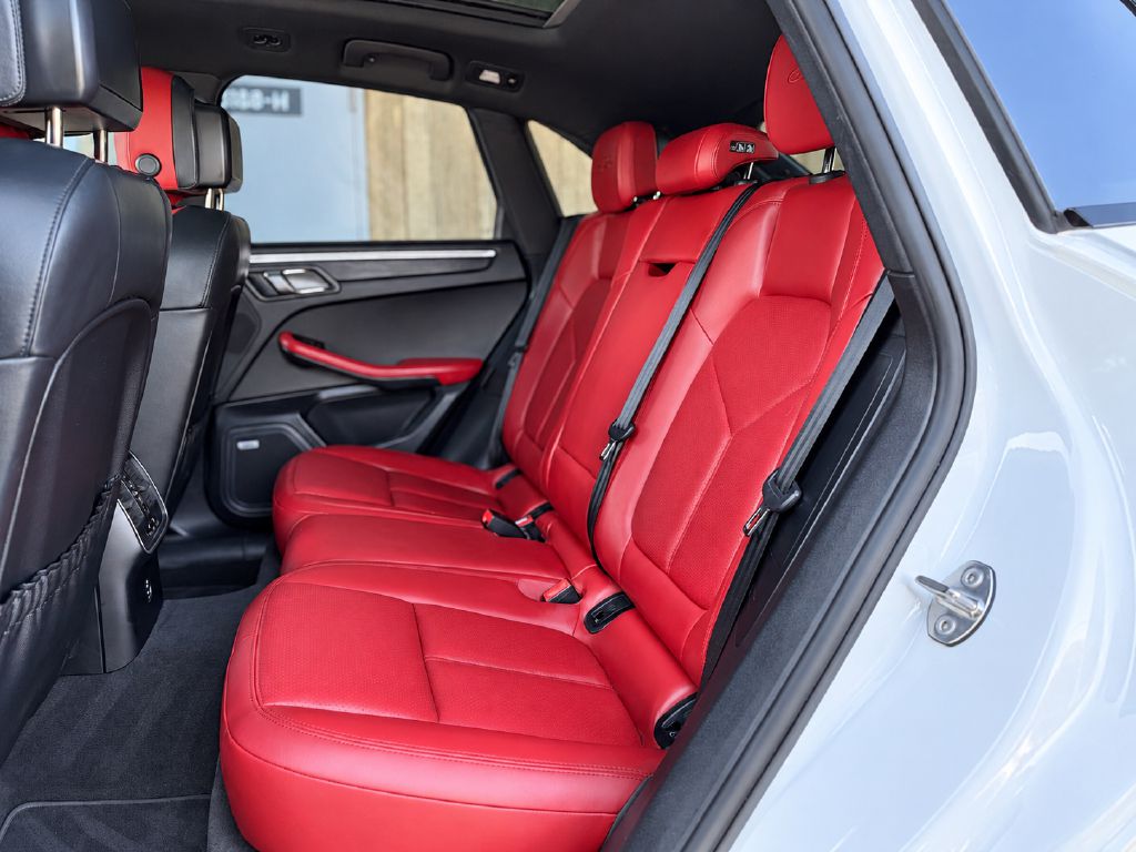 Photo 14 of this PORSCHE MACAN