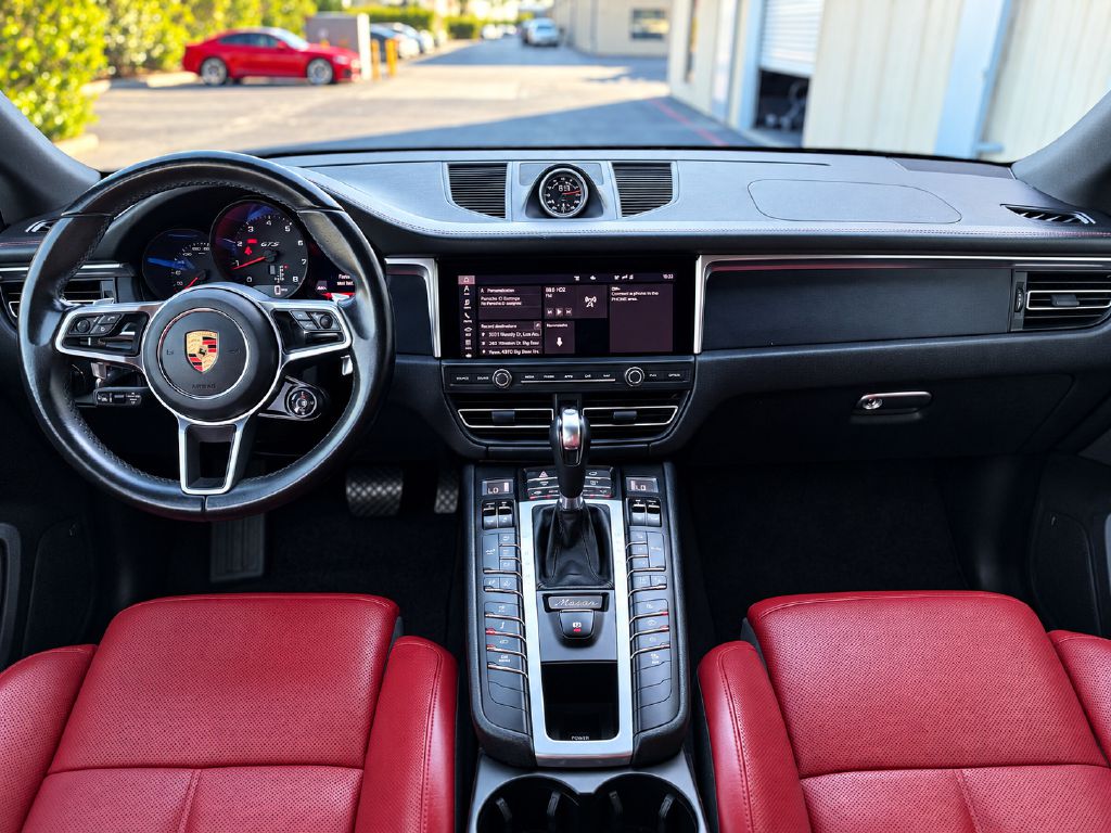 Photo 15 of this PORSCHE MACAN