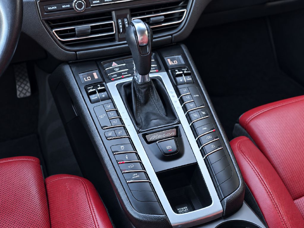 Photo 16 of this PORSCHE MACAN