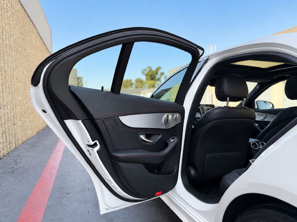 Photo 13 of this MERCEDES-BENZ C-CLASS
