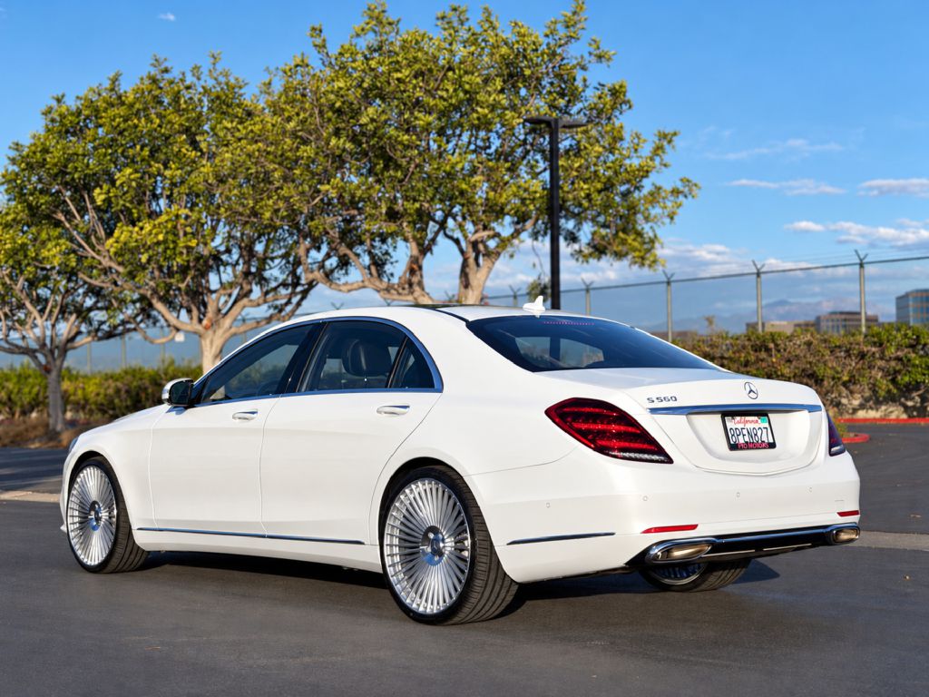 Photo 7 of this MERCEDES-BENZ S-CLASS