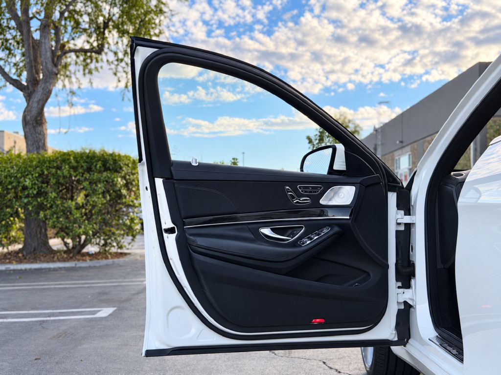 Photo 11 of this MERCEDES-BENZ S-CLASS