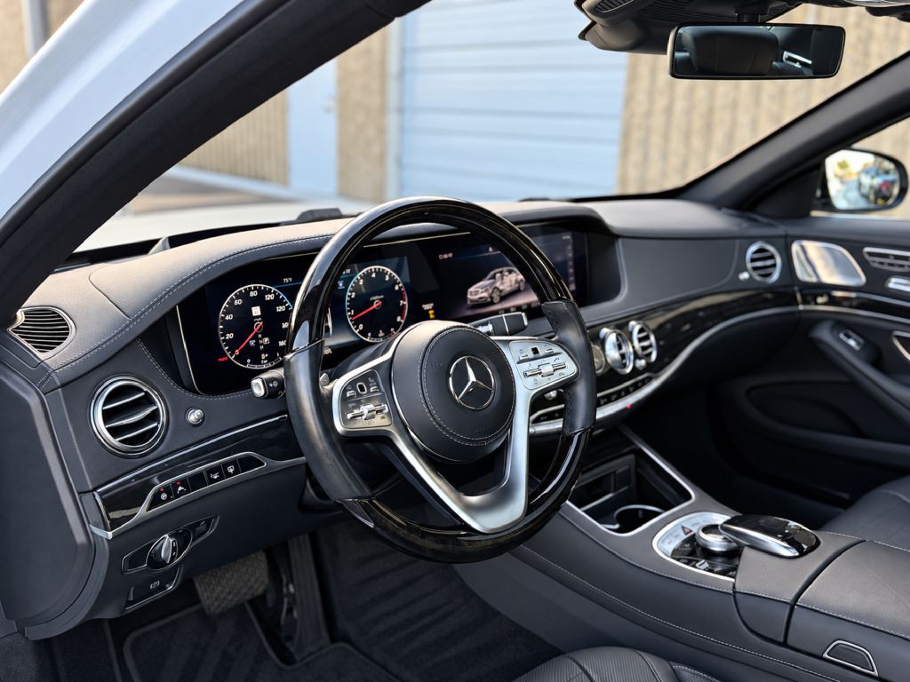 Photo 13 of this MERCEDES-BENZ S-CLASS