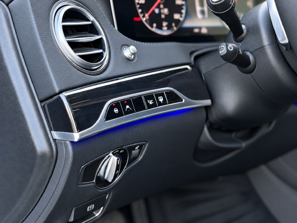 Photo 14 of this MERCEDES-BENZ S-CLASS