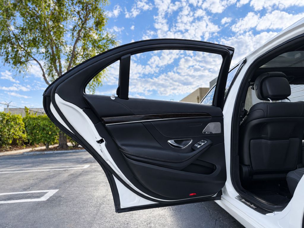 Photo 18 of this MERCEDES-BENZ S-CLASS