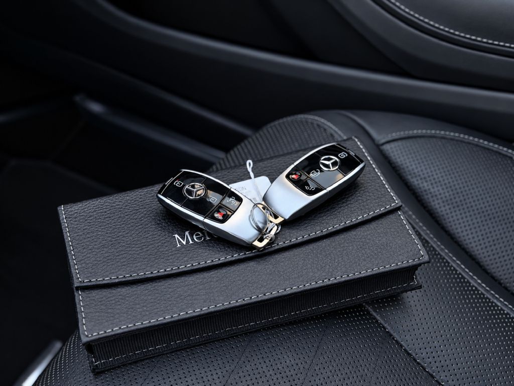 Photo 24 of this MERCEDES-BENZ S-CLASS