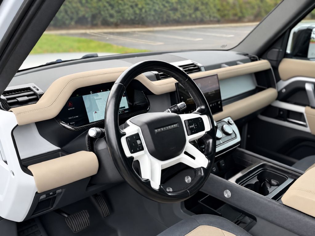 Photo 11 of this LAND ROVER DEFENDER