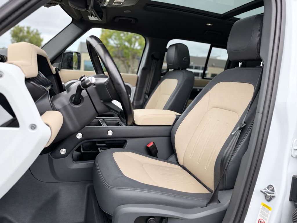 Photo 12 of this LAND ROVER DEFENDER
