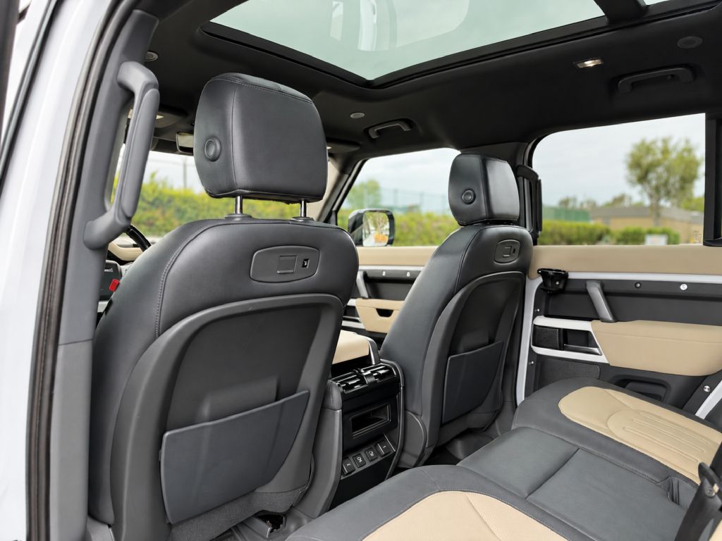 Photo 14 of this LAND ROVER DEFENDER