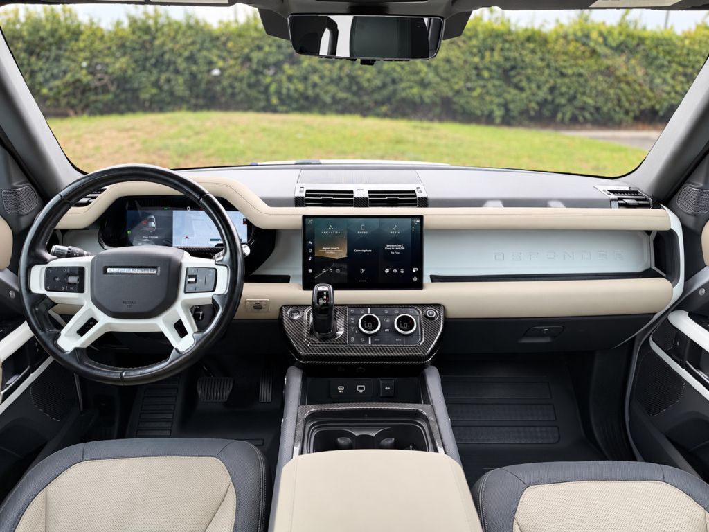 Photo 16 of this LAND ROVER DEFENDER