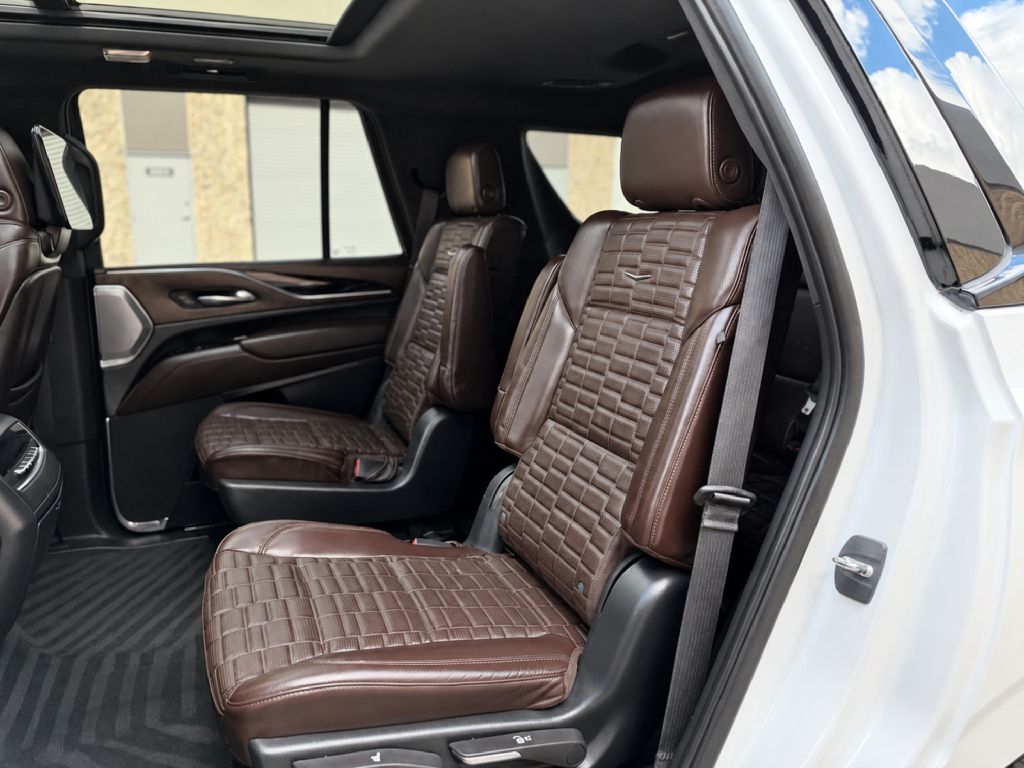 Photo 17 of this CADILLAC ESCALADE V