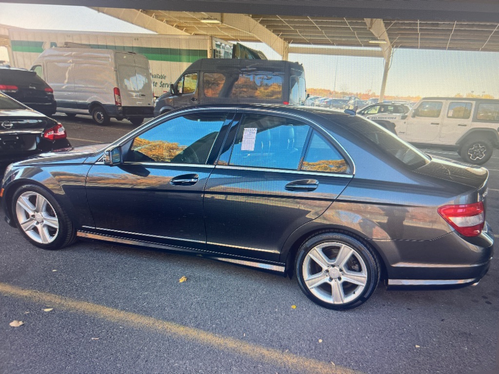 Photo 3 of this MERCEDES-BENZ C-CLASS