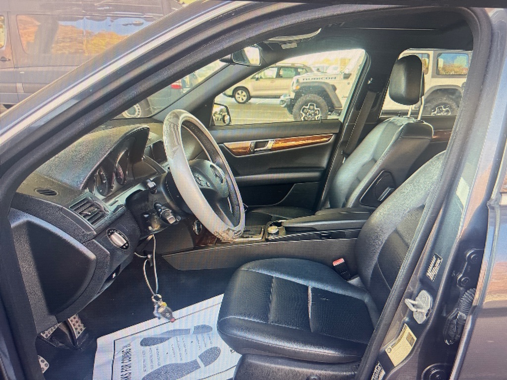 Photo 7 of this MERCEDES-BENZ C-CLASS