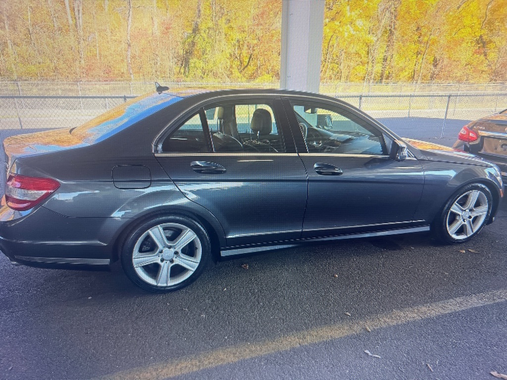 Photo 2 of this MERCEDES-BENZ C-CLASS