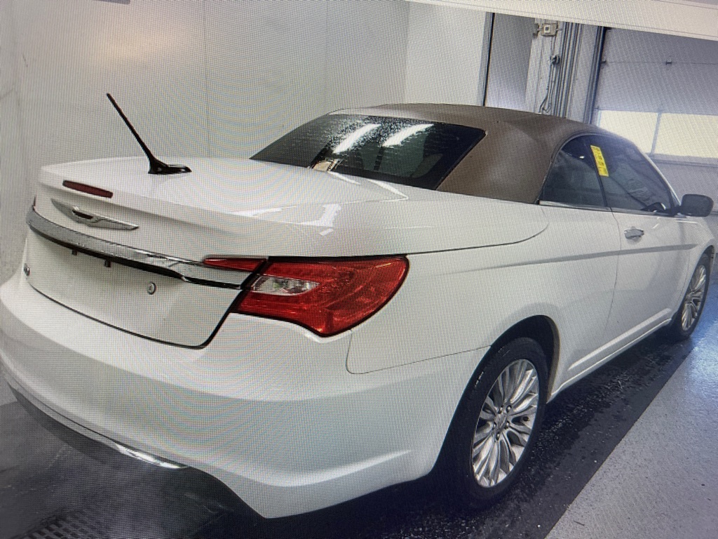 Photo 3 of this CHRYSLER 200