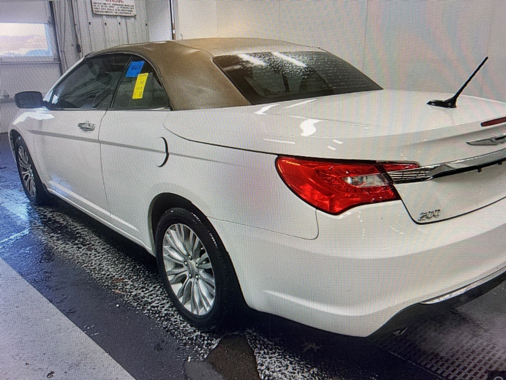 Photo 4 of this CHRYSLER 200