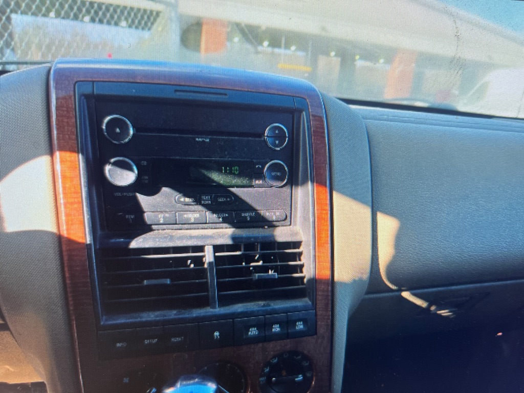 Photo 6 of this FORD EXPLORER