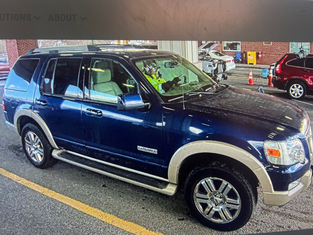 Photo 4 of this FORD EXPLORER