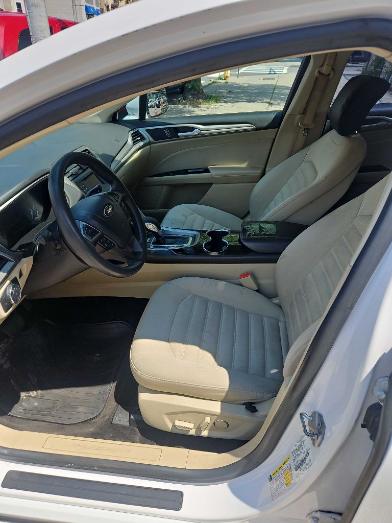Photo 2 of this FORD FUSION