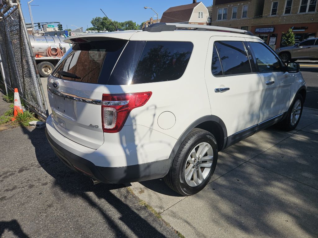 Photo 2 of this FORD EXPLORER