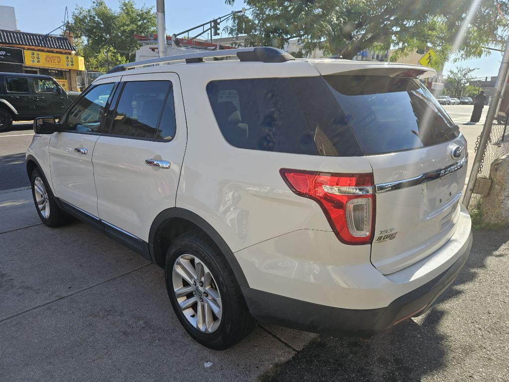 Photo 8 of this FORD EXPLORER