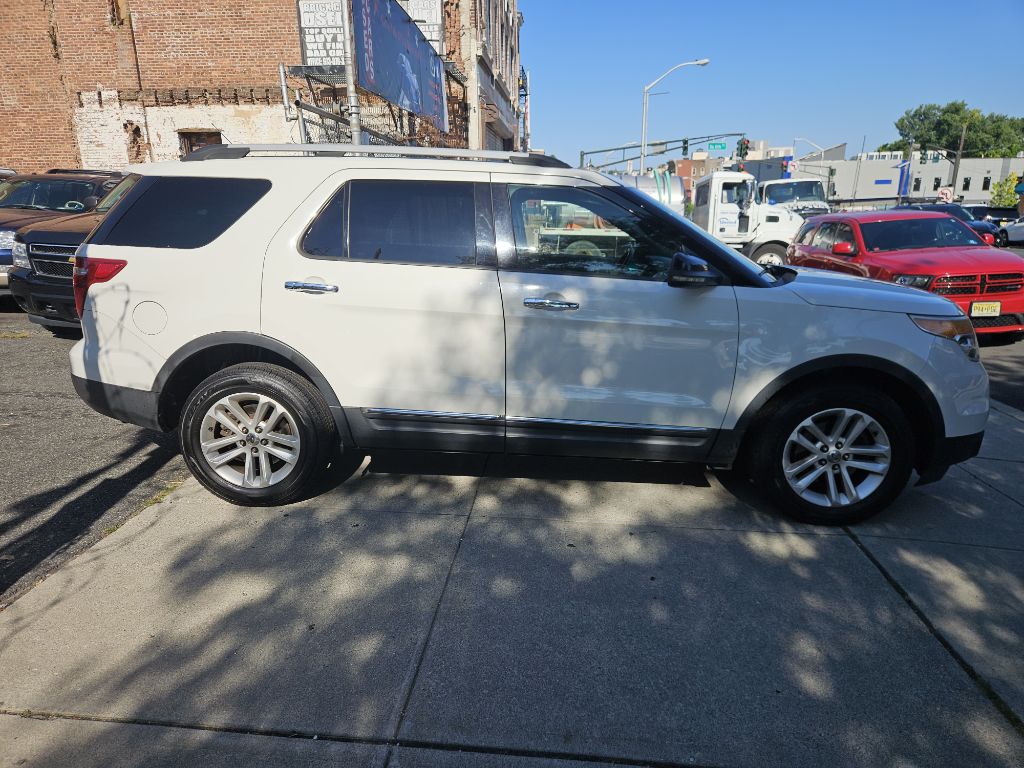 Photo 3 of this FORD EXPLORER