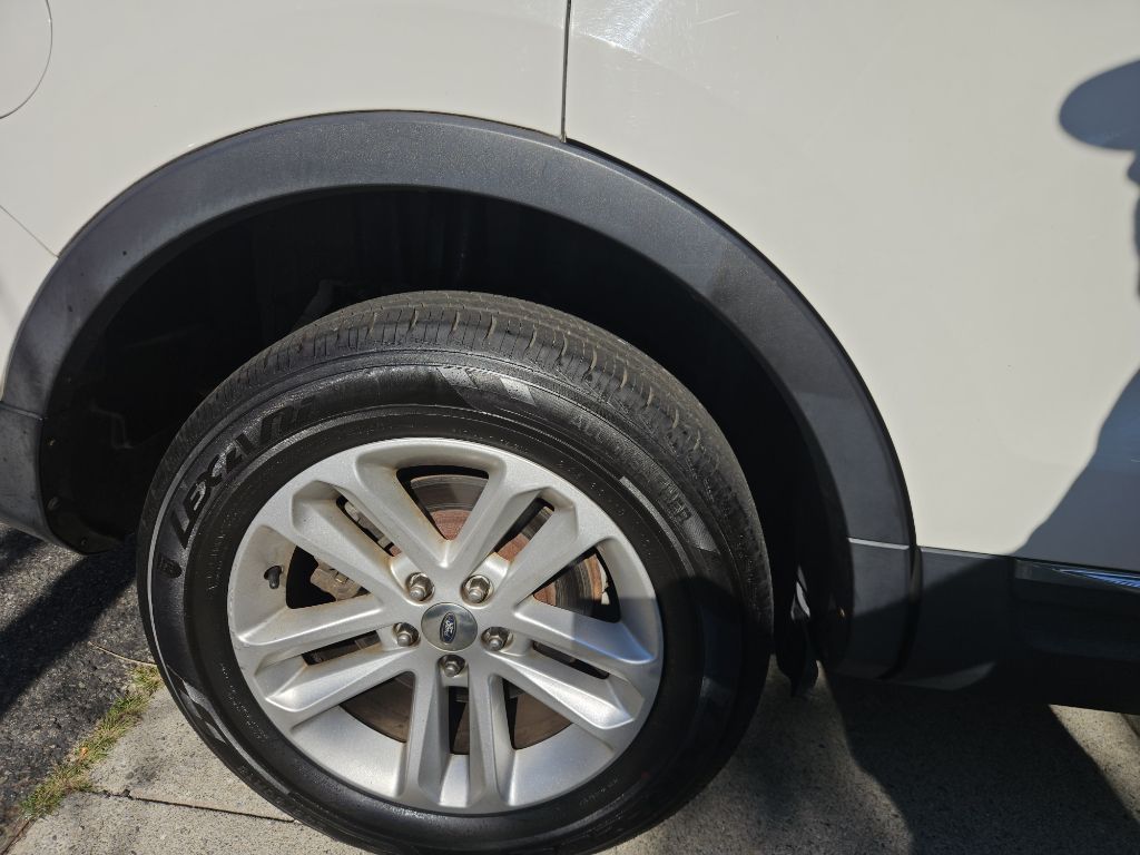 Photo 15 of this FORD EXPLORER