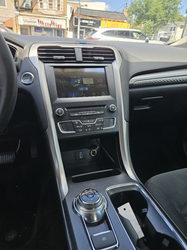 Photo 14 of this FORD FUSION