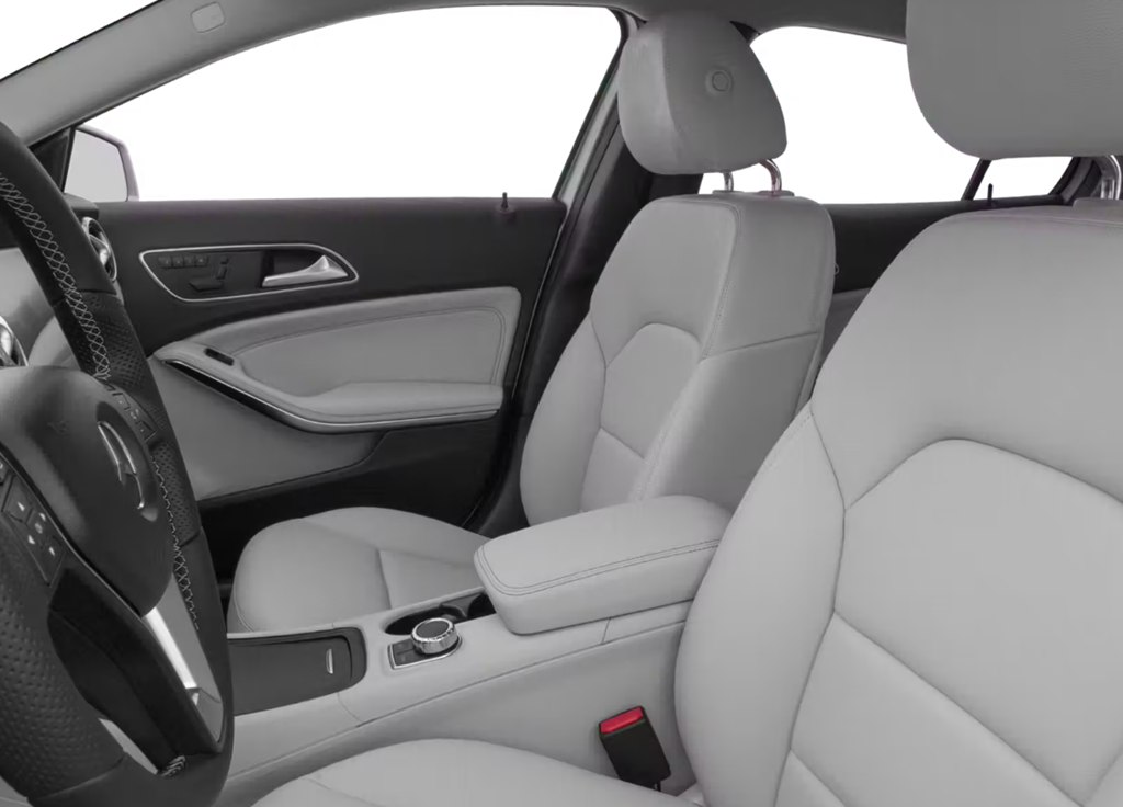 Photo 8 of this MERCEDES-BENZ GLA
