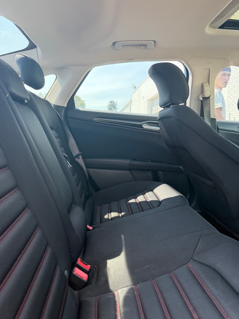 Photo 11 of this FORD FUSION