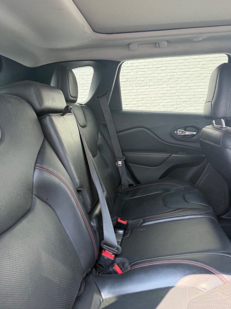 Photo 10 of this JEEP CHEROKEE