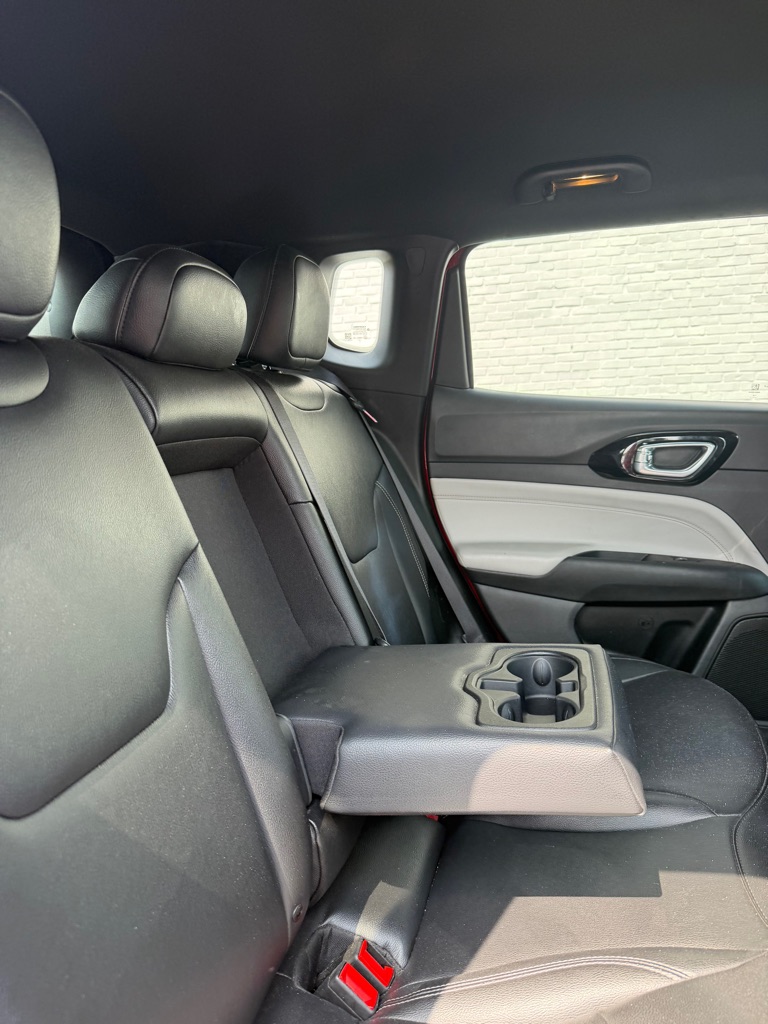 Photo 10 of this JEEP COMPASS