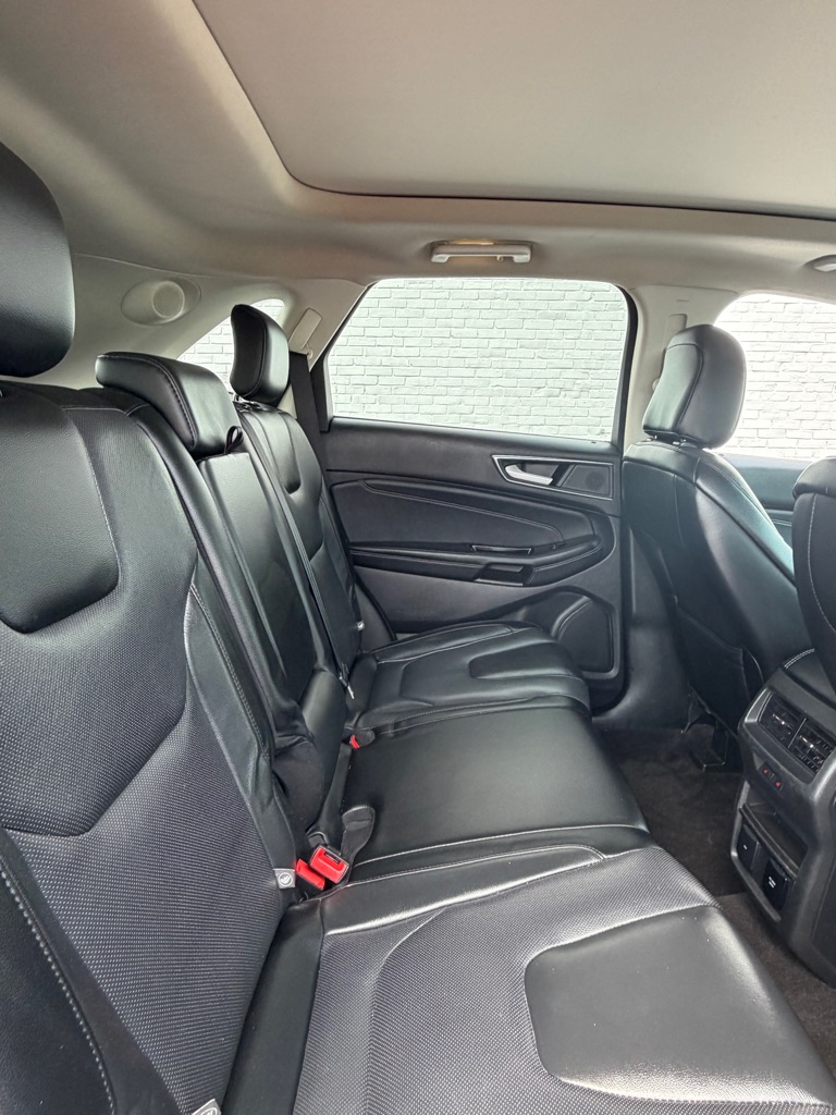 Photo 10 of this FORD EDGE