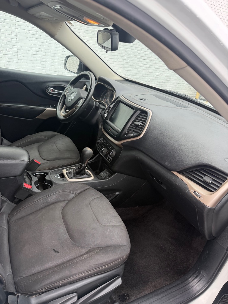 Photo 9 of this JEEP CHEROKEE