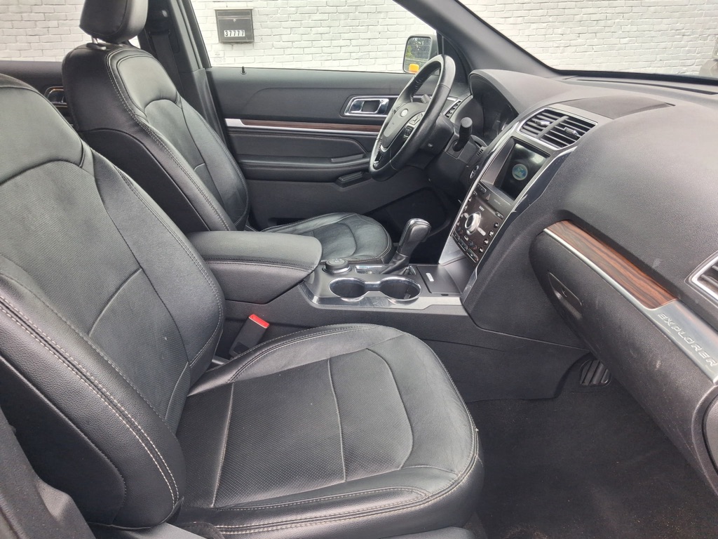 Photo 9 of this FORD EXPLORER