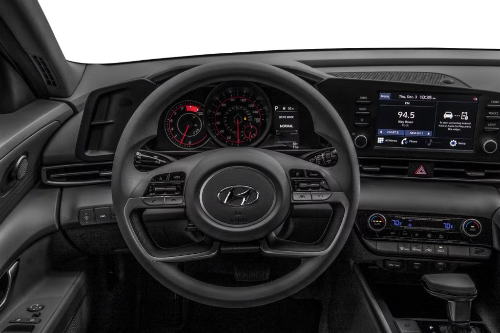 Photo 4 of this HYUNDAI ELANTRA