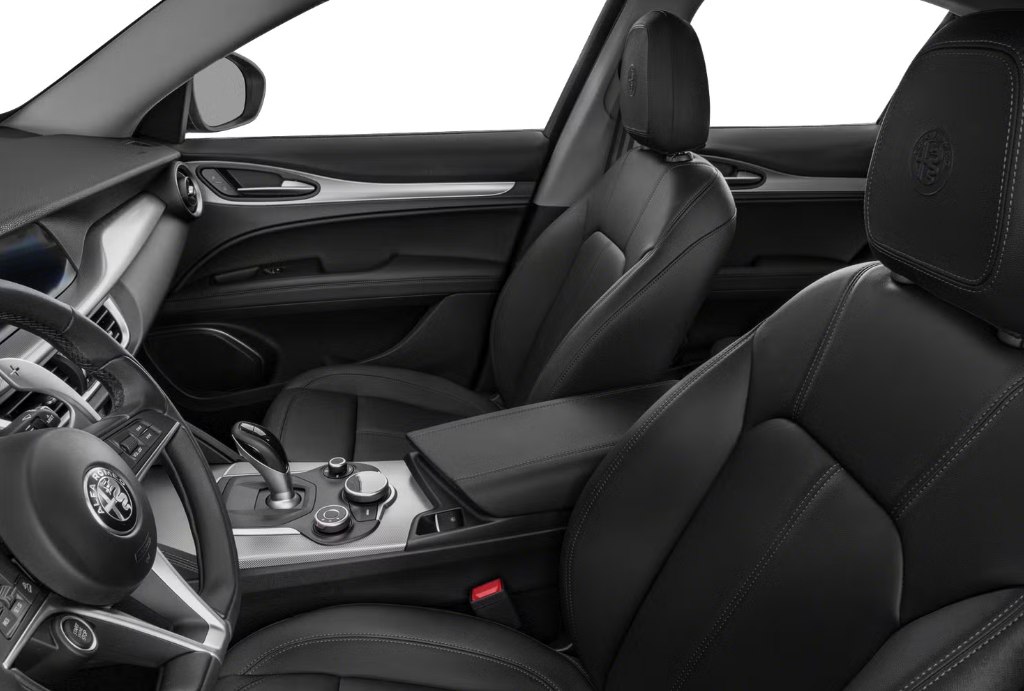 Photo 8 of this ALFA ROMEO STELVIO