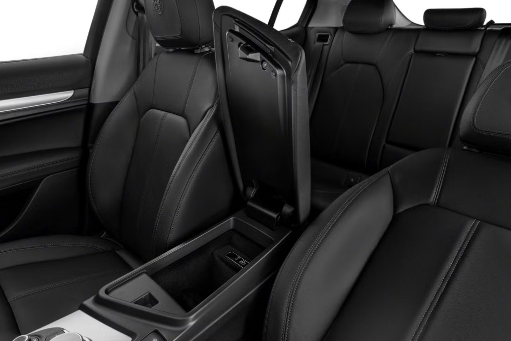 Photo 7 of this ALFA ROMEO STELVIO