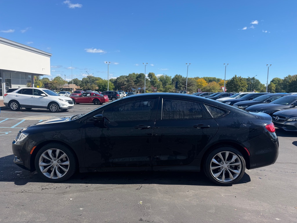 Photo 2 of this CHRYSLER 200