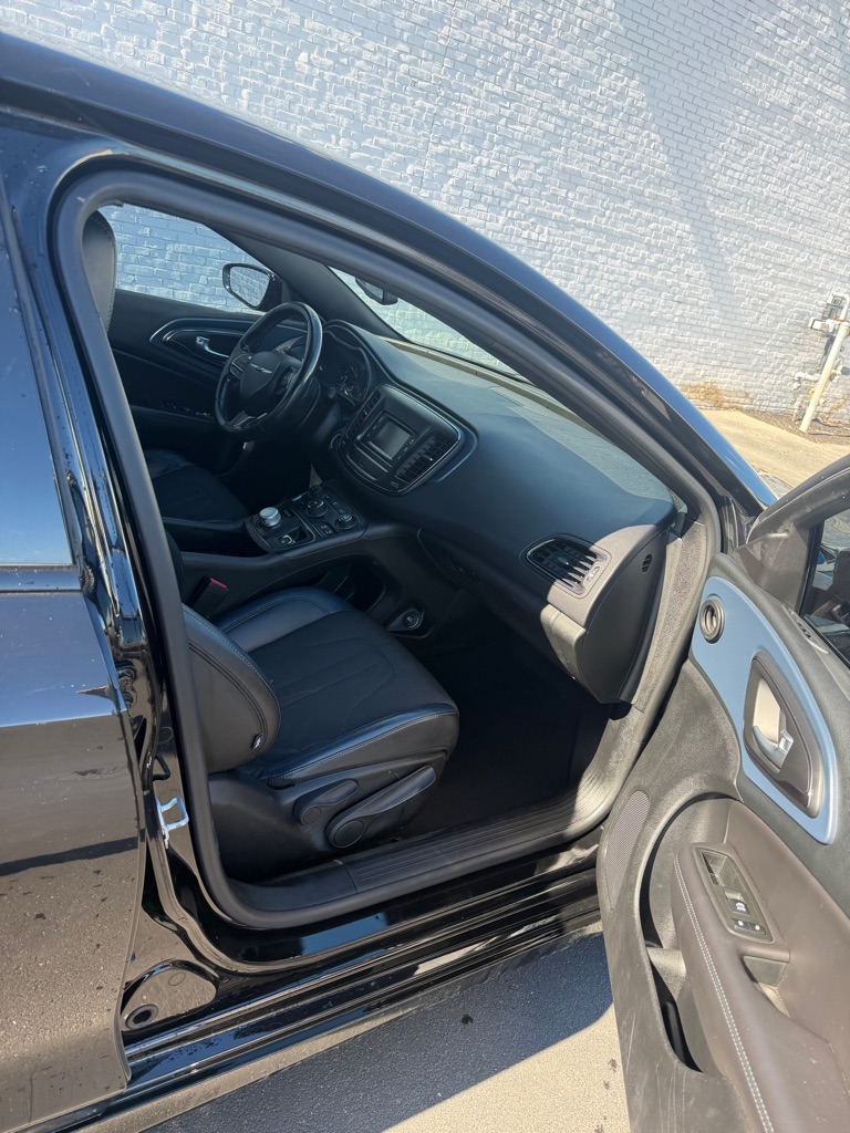 Photo 9 of this CHRYSLER 200