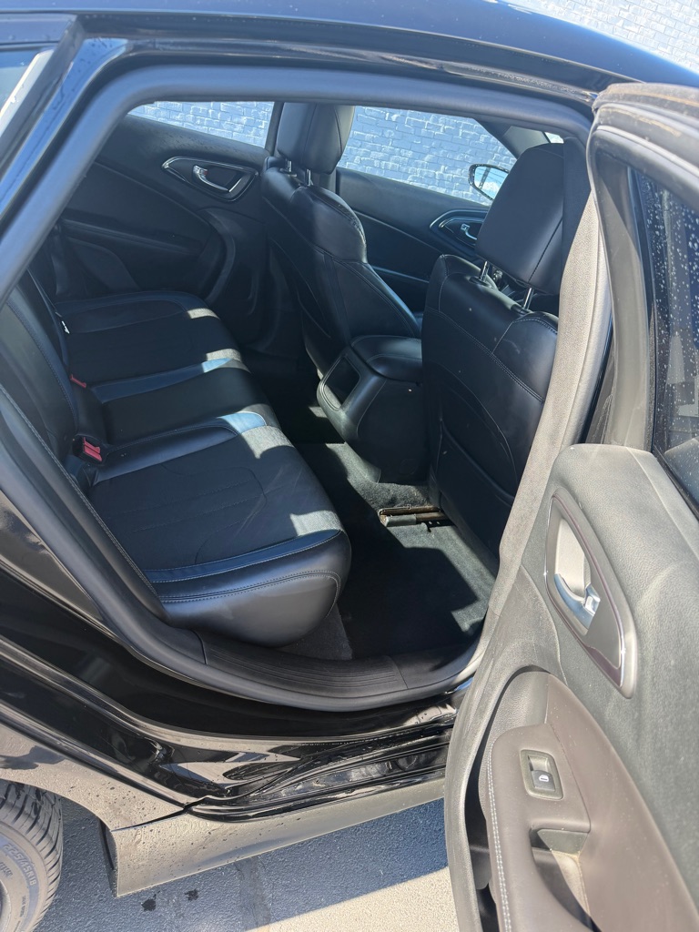 Photo 10 of this CHRYSLER 200