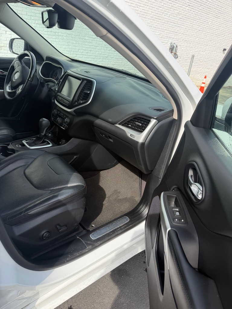 Photo 9 of this JEEP CHEROKEE