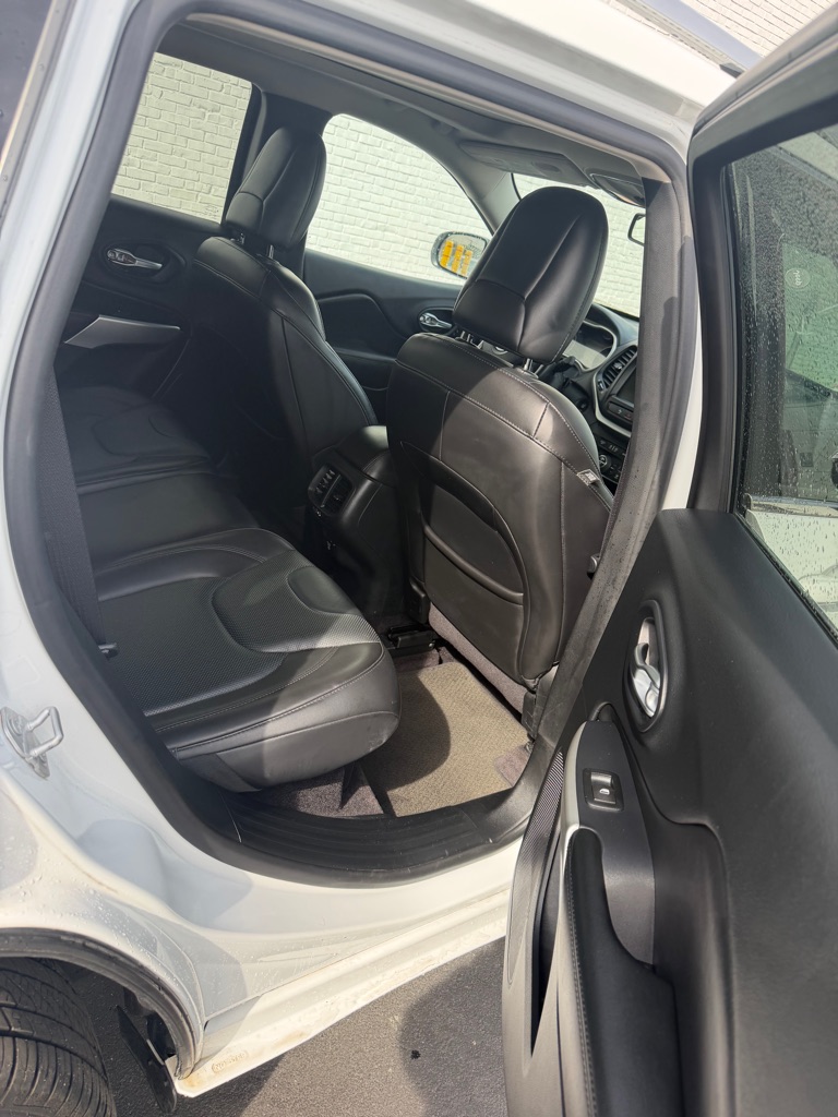 Photo 10 of this JEEP CHEROKEE