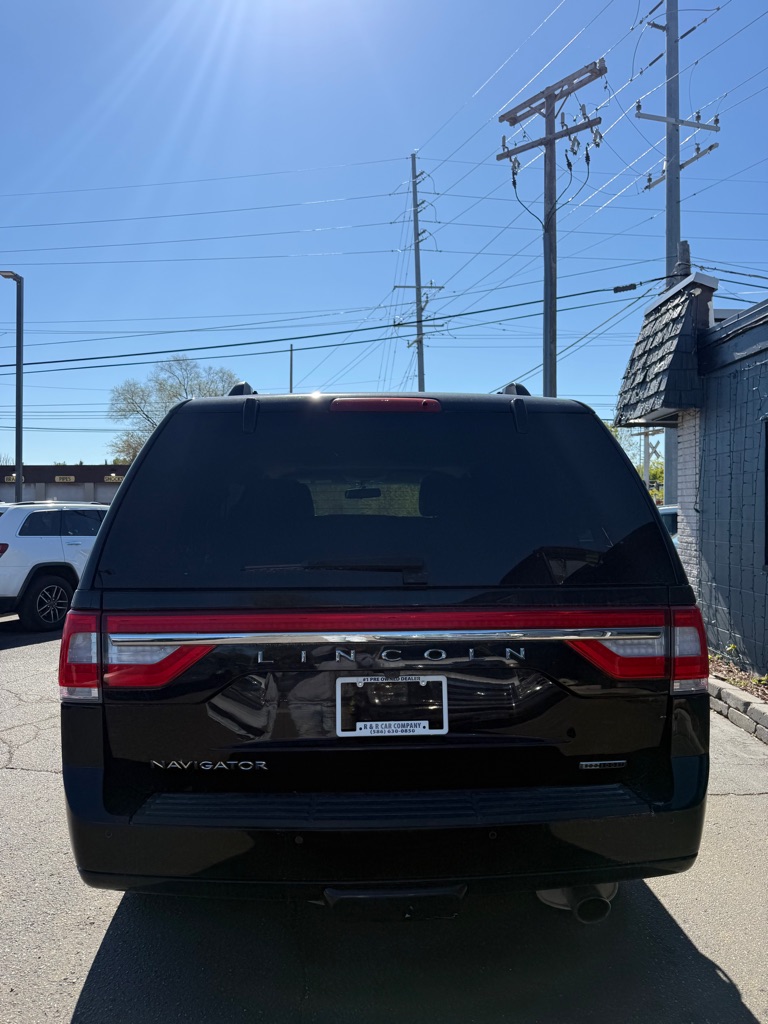 Photo 4 of this LINCOLN NAVIGATOR