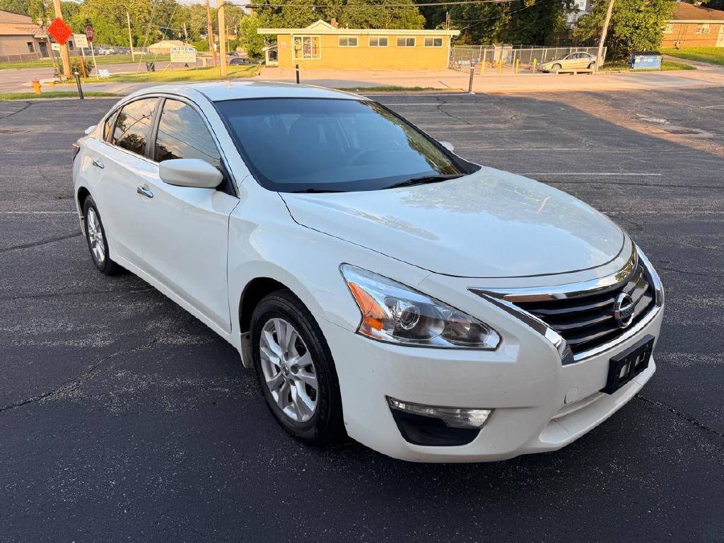 White 2015 Nissan Altima Sedan Front-Wheel Drive Continuously Variable Transmission